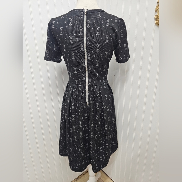 Elegant Black Patterned Dress Lularoe Amelia M - Picture 2 of 3